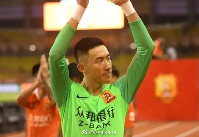 范冰冰、李治廷秀亲密 潘粤明拥美女房祖名淘气 2013-12-07 英国当地时间12月6日晚，2013伦敦国际华语电影节在英国威斯敏斯特中央大厅盛大举办。