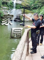 留着寸头的主演亚伦·保尔戴着耳机，目视前方，双眼空洞无神。