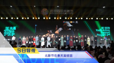 塞隆与西恩·潘海滩度假 共返女方香闺绯闻再起 2014-01-03 近日，查理兹·塞隆与西恩·潘被拍到在夏威夷海滩一起度假，两个人坐在沙滩上一起看落日，尽情享受美好时光，当西恩·潘下海冲浪时，塞隆还站起身来眺望。